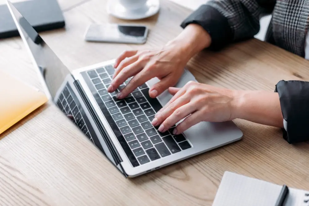 Zamestnanec vypĺňa anonymný dotazník Palcheck na počítači